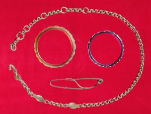 Cinto, broche e duas pulseiras, Tene II (vidro e bronze)